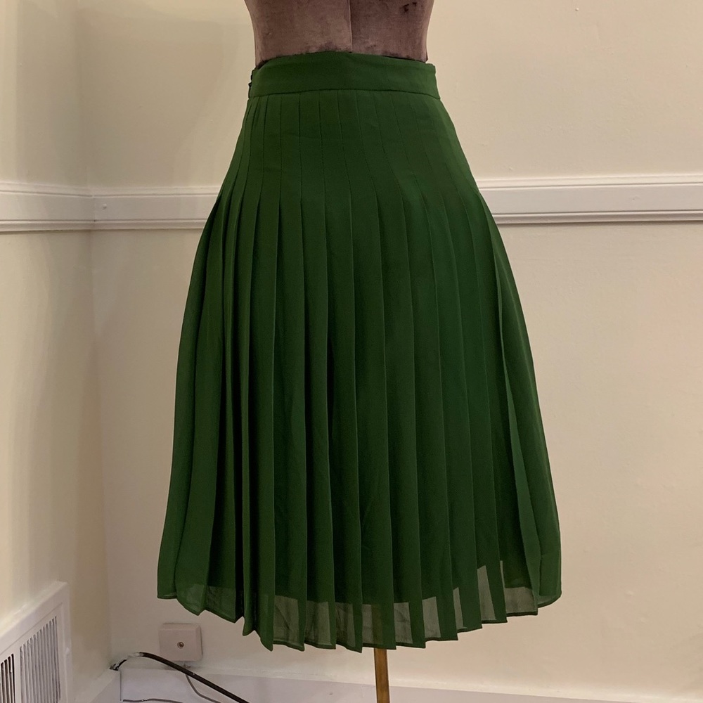 Ann Taylor green pleated skirt Sz 12P